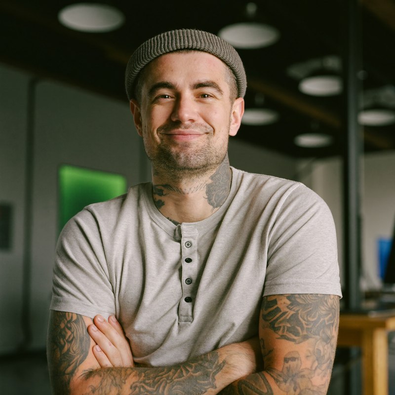 White man in a beanie with tattoos, overwhelmed and unfocused founder